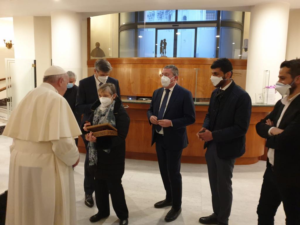 Przed wyjazdem do Iraku papież Franciszek spotkał rodzinę irackich chrześcijan, którzy przybyli korytarzami humanitarnymi